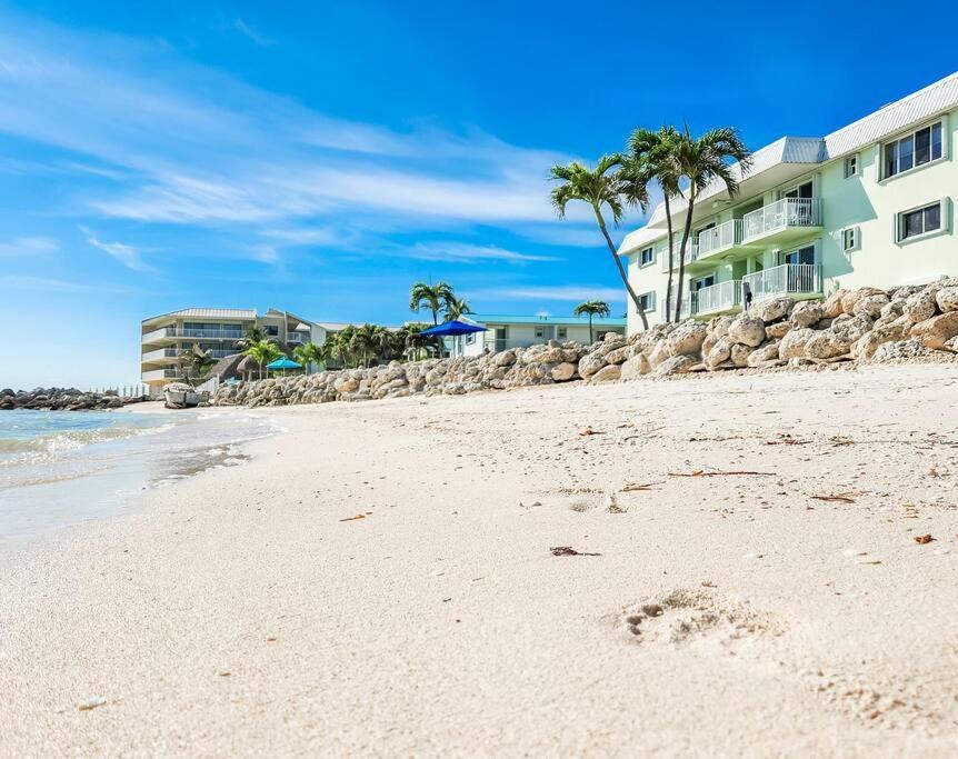 2 Bedroom Oceanfront Condo! Pool, Beach, Incredible Views, Florida Keys Gem! Key Colony Beach Exterior photo