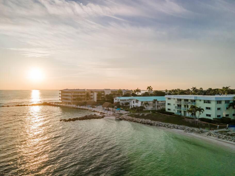 2 Bedroom Oceanfront Condo! Pool, Beach, Incredible Views, Florida Keys Gem! Key Colony Beach Exterior photo